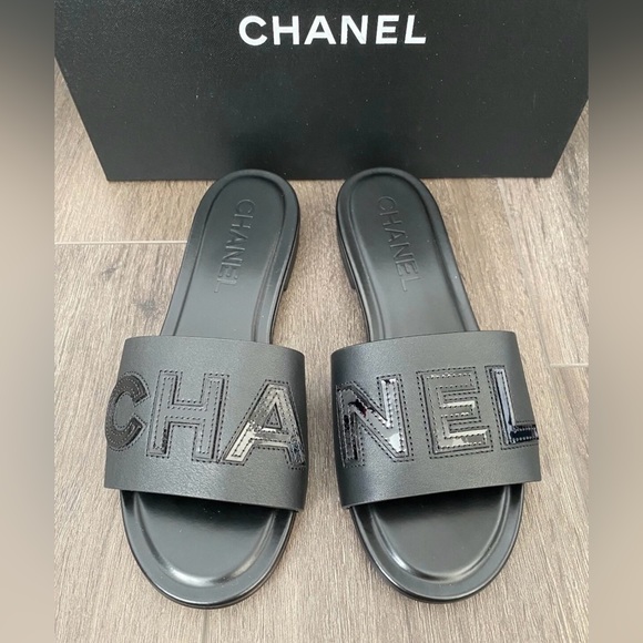 2023 CHANEL CHA NEL LOGO BLACK LEATHER FLAT SHOES SLIDES MULES - Picture 4 of 14
